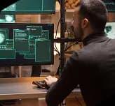 Equipe trabalhando com práticas de DevSecOps