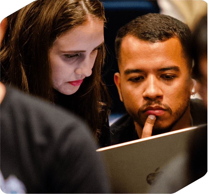 Equipe trabalhando com práticas de DevSecOps